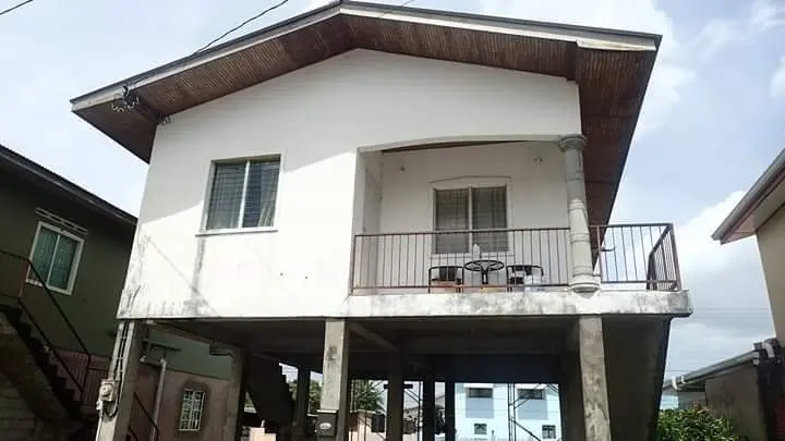 Raised house in white with a front balcony